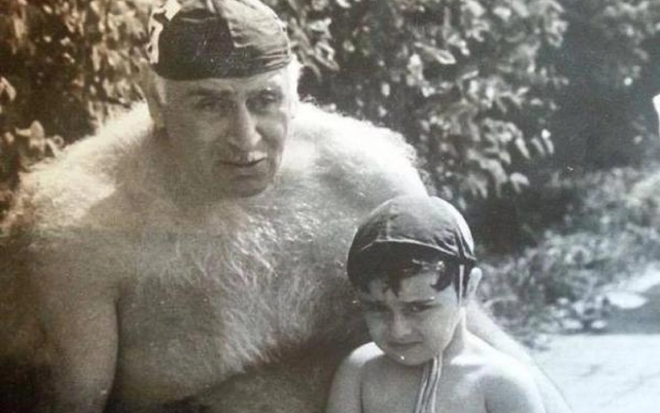 Петр Мшевиниерадзе с внуком. Фото: r/ArchiveOfHumanity / Reddit